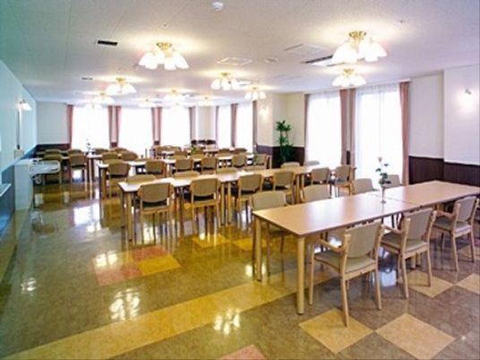 明るく広い食堂