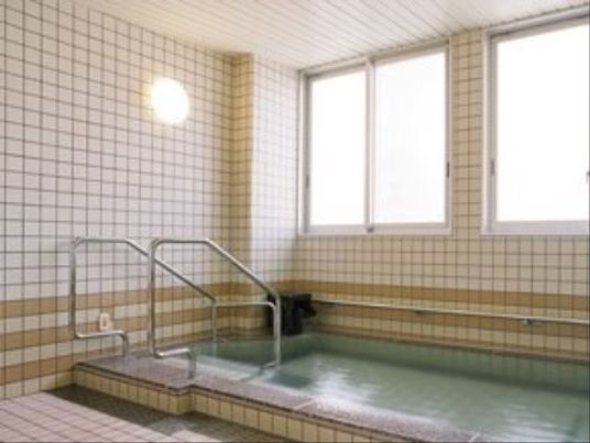 明るい洗い場付き浴室