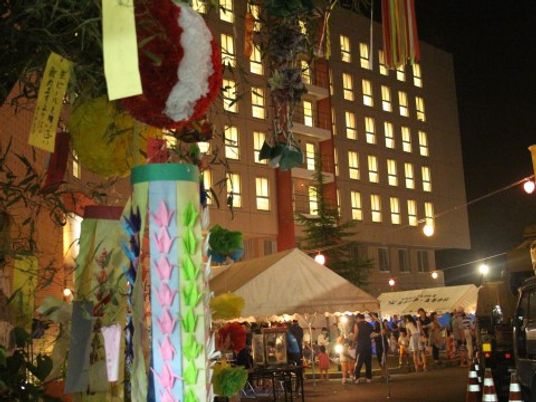 夜のお祭り風景　中庭