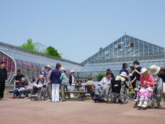 屋外で憩う人々