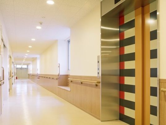 明るい廊下とエレベーター