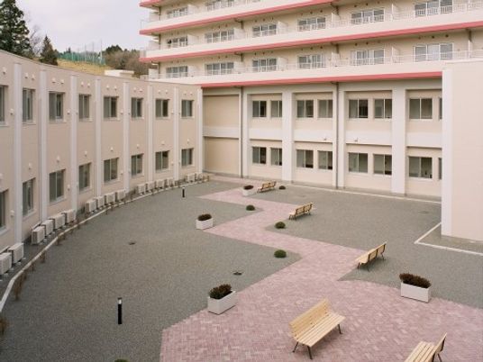 広々とした明るい中庭