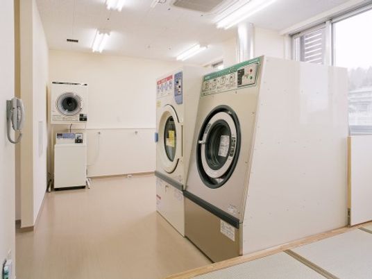 清潔なコインランドリー室