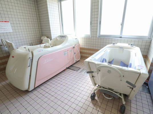 特殊浴槽とシャワーチェア