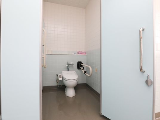 バリアフリー設計のトイレ