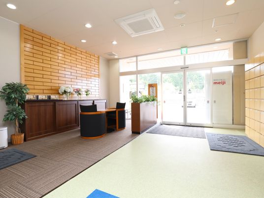 明るいエントランスのロビー