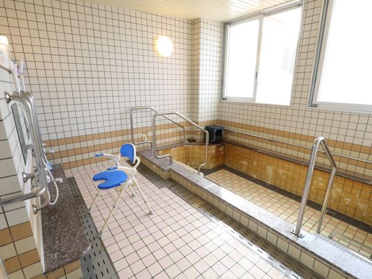 バリアフリー設計の浴室