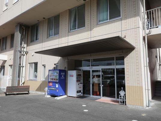 エントランスのある建物外観