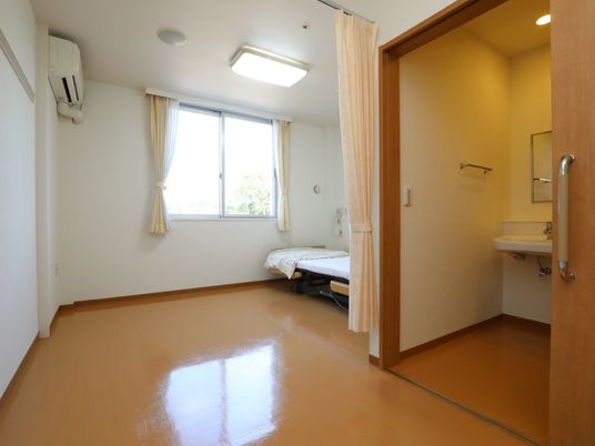 居室のエアコンと洗面台