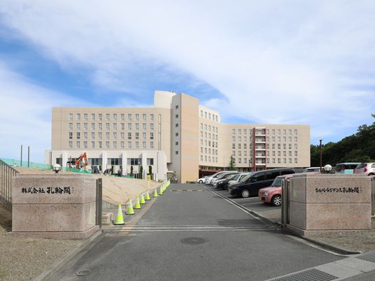 広々とした施設の外観