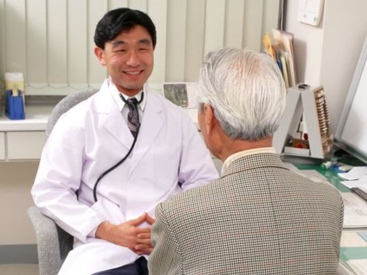 対話する医療スタッフと利用者