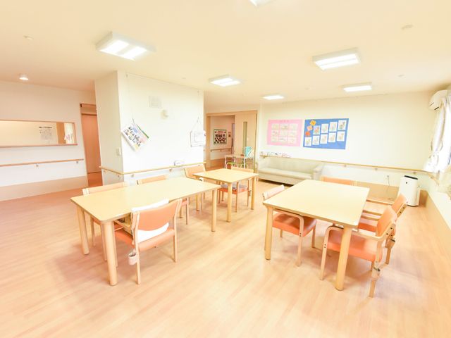 ゆとりある多目的室 ゆったりとした談話室 ゆったりとした空間の多目的室です。柔らかな光が差し込み、掲示物やテーブルが設けられ、共に過ごす時間が心地よい空間になっています。