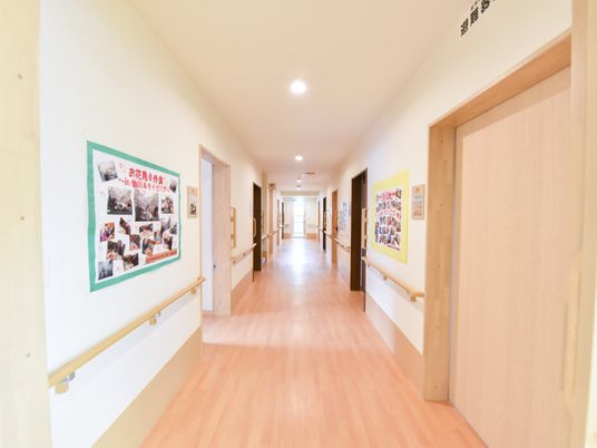 明るく広々とした廊下