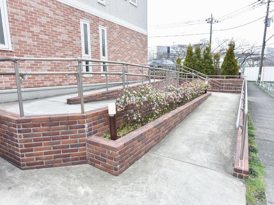 レンガのスロープ通路