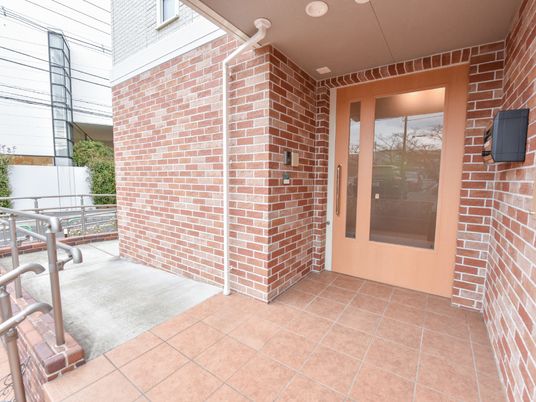 エントランスの木製ドア