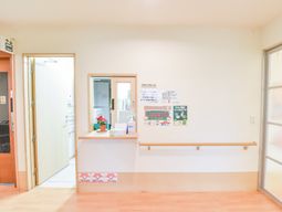 受付と掲示物のある空間