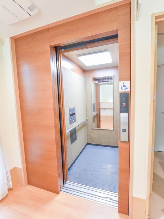 バリアフリーのエレベーター入口