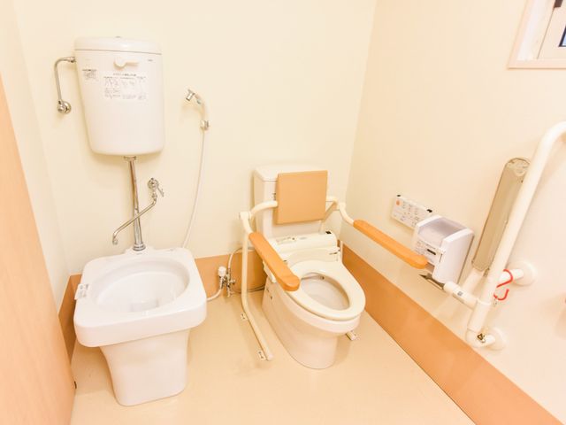 バリアフリートイレ設備 介護用トイレ 手すり付きで安全なトイレ空間です。利用者の自立と快適な生活を支援する設計になっています。