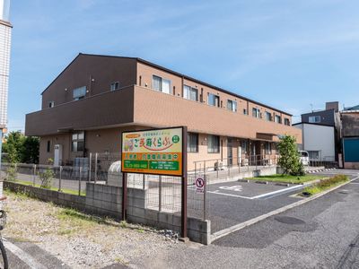 茶色の建物の外観