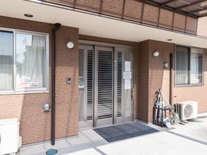 赤レンガ調の建物エントランス