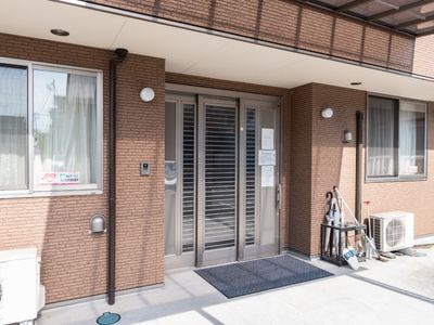 赤レンガ調の建物エントランス