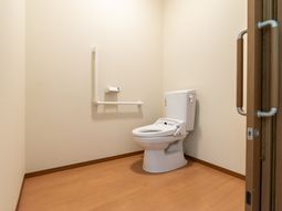 手すり付き清潔なトイレ