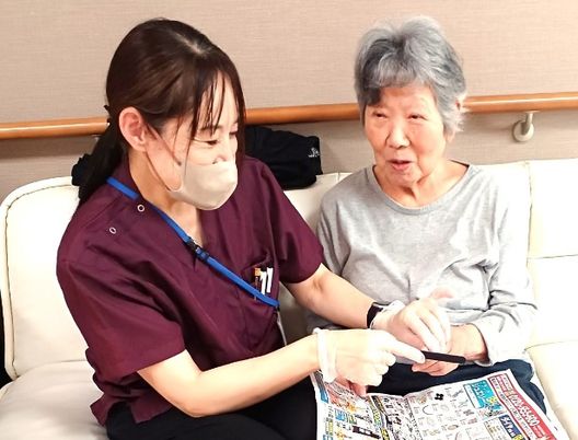 ケア施設の看板と外観