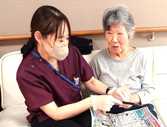 ケア施設の看板と外観