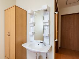 清潔な洗面台とクローゼット