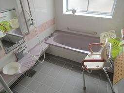バリアフリーな浴室設備