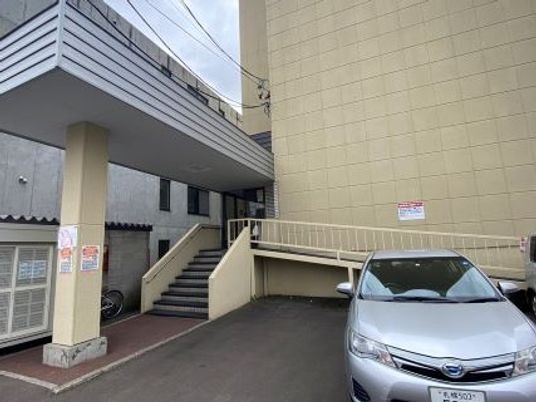 建物前の駐車場  