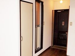 清潔な居室の玄関