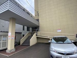 施設の外観と駐車場  