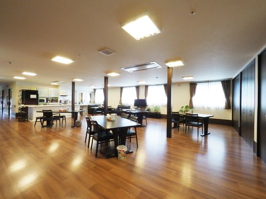 木目調の床の共用スペース