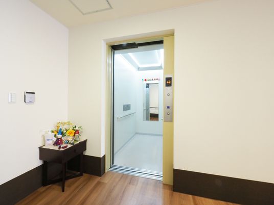 清潔感のある廊下とエレベーター