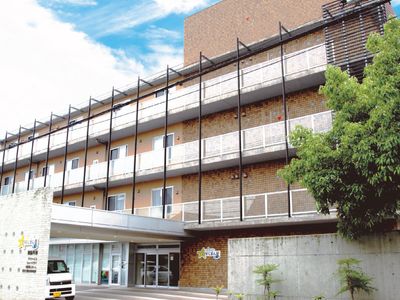 施設の外観と入口
