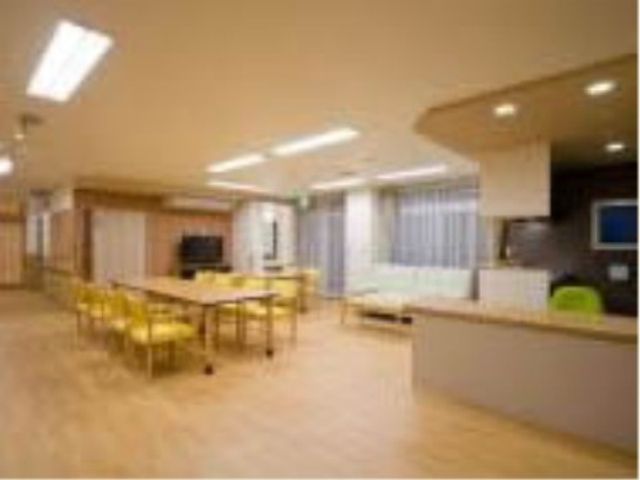 広々とした明るい食堂 共有スペース 広々とした明るい食堂では、居心地のよい空間で美味しいお食事を提供しております。ゆったりとした時間を過ごせることでしょう。