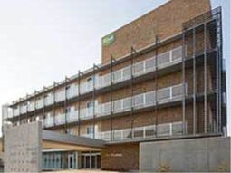 多階層の建物外観