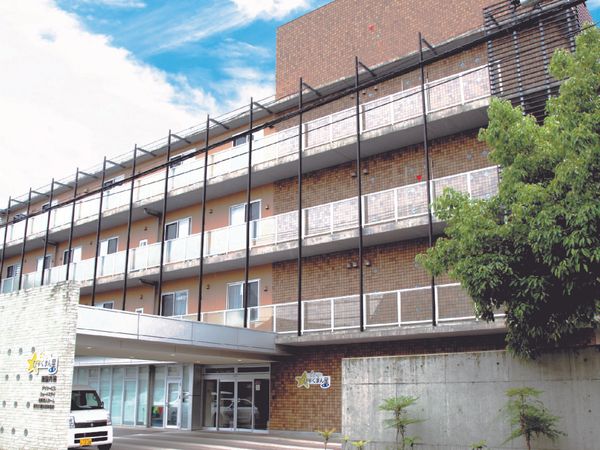 明るい外観の建物