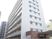 白い壁の現代的な建物