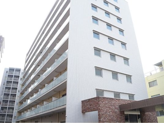 白い壁の現代的な建物