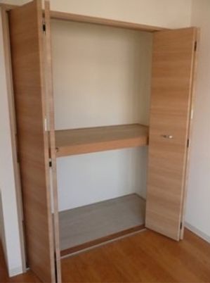 木目調のシンプルなクローゼット