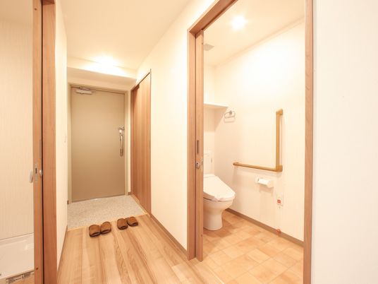 清潔なトイレのドア
