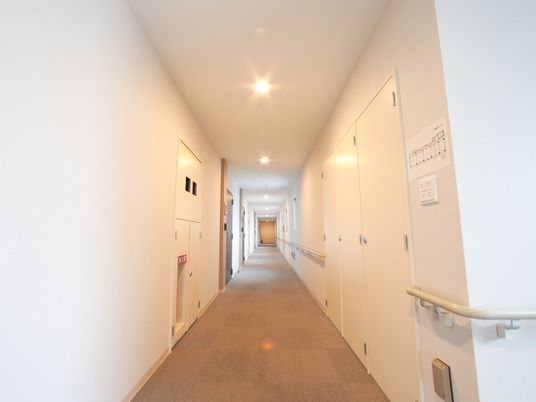 清潔な施設の廊下