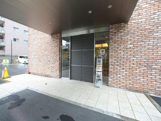 エントランスの広々とした空間
