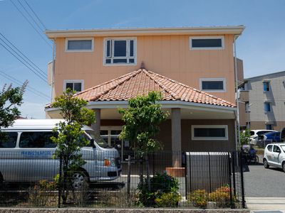 ピンクの外壁の建物