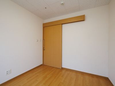 居室のドアと壁