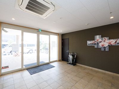 広々とした明るいエントランス