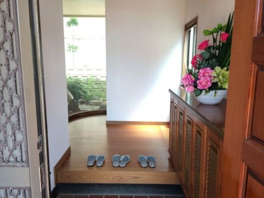 エントランスに花と靴