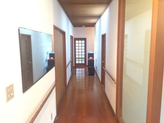 暖かみのある廊下の様子